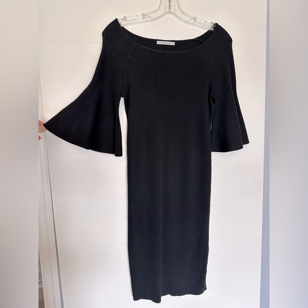Q2 black stretchy dress with flare sleeves Size: Small
